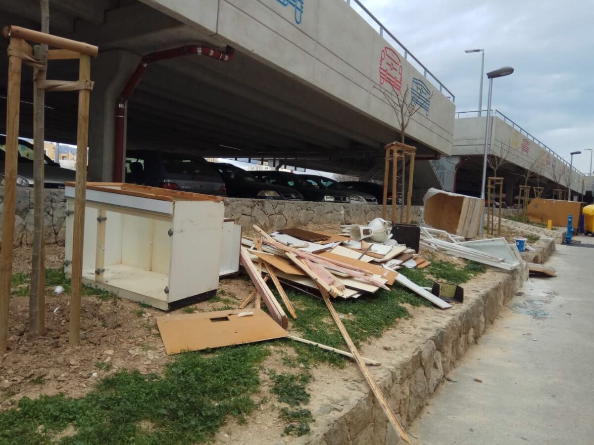 IMA LI KRAJA BEZOBRAZLUKU? Neznani "junak" odbacio otpad pokraj novoizgrađenog parkirališta na Sućidru