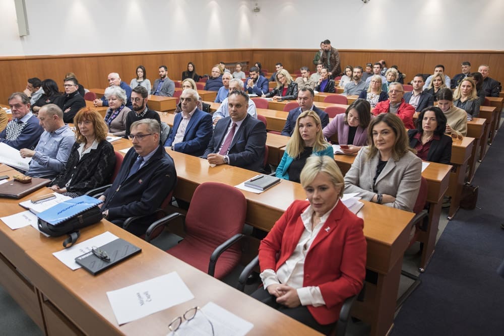 Okrugli stol u HGK Split: "Strana radna snaga je nužna, ali treba raditi na sustavnim, dugoročnim rješenjima"