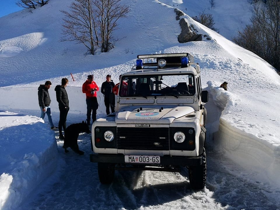 SPASIO GA HGSS: Na snijegom zameteno Biokovo krenuo u – tenisicama, mogao je i u japankama!