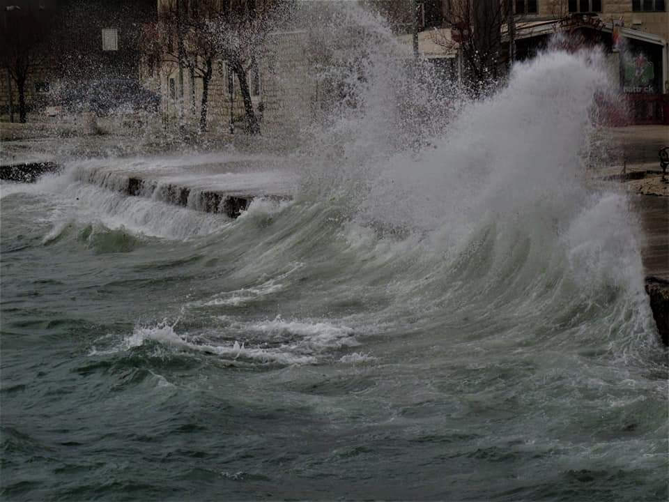 DIGLO SE MORE Udari juga prešli 100 km/h, zbog plime poplavile neke rive