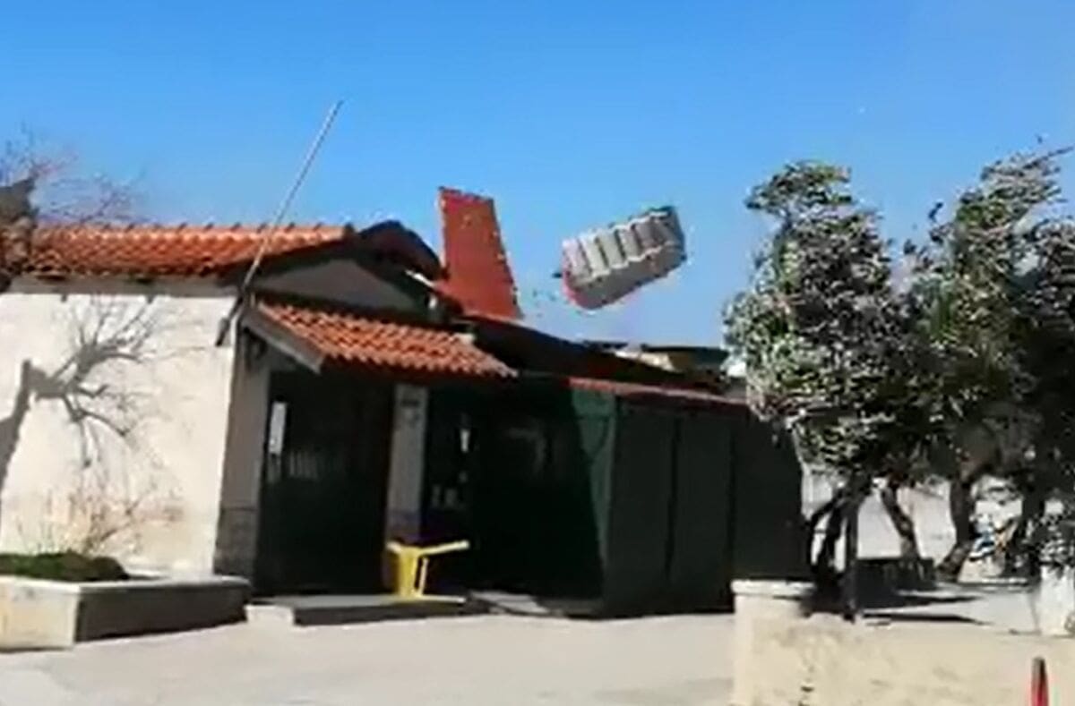 Pogledajte kako bura odnosi krov kafića u Dugom Ratu, jedna osoba ozlijeđena