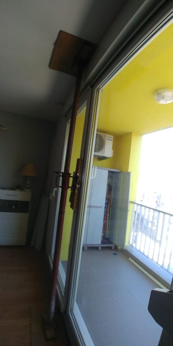 kila_stan_zute_zgrade_bura_prozor (2)