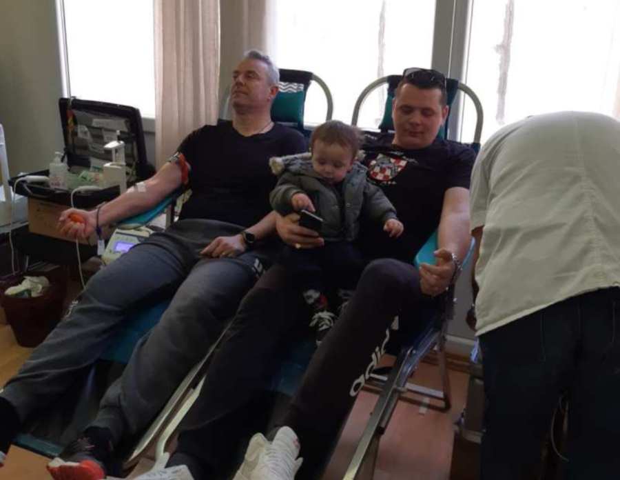 DARIVANJE KRVI NA MERTOJAKU: Krv darovao s malenim sinom u krilu!