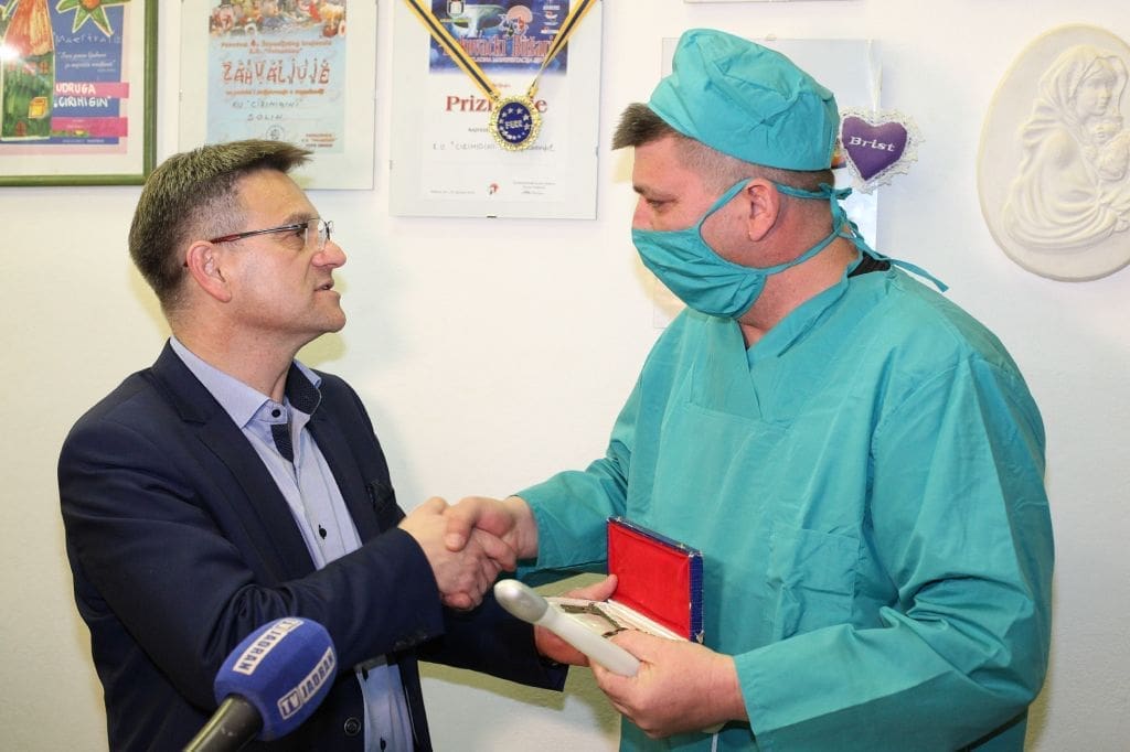 MAČKARE ZAVLADALE SOLINOM "Srušit ćemo Dom zdravlja i izgradit velebno zdanje psihijatrijskog odjela i rodilište"