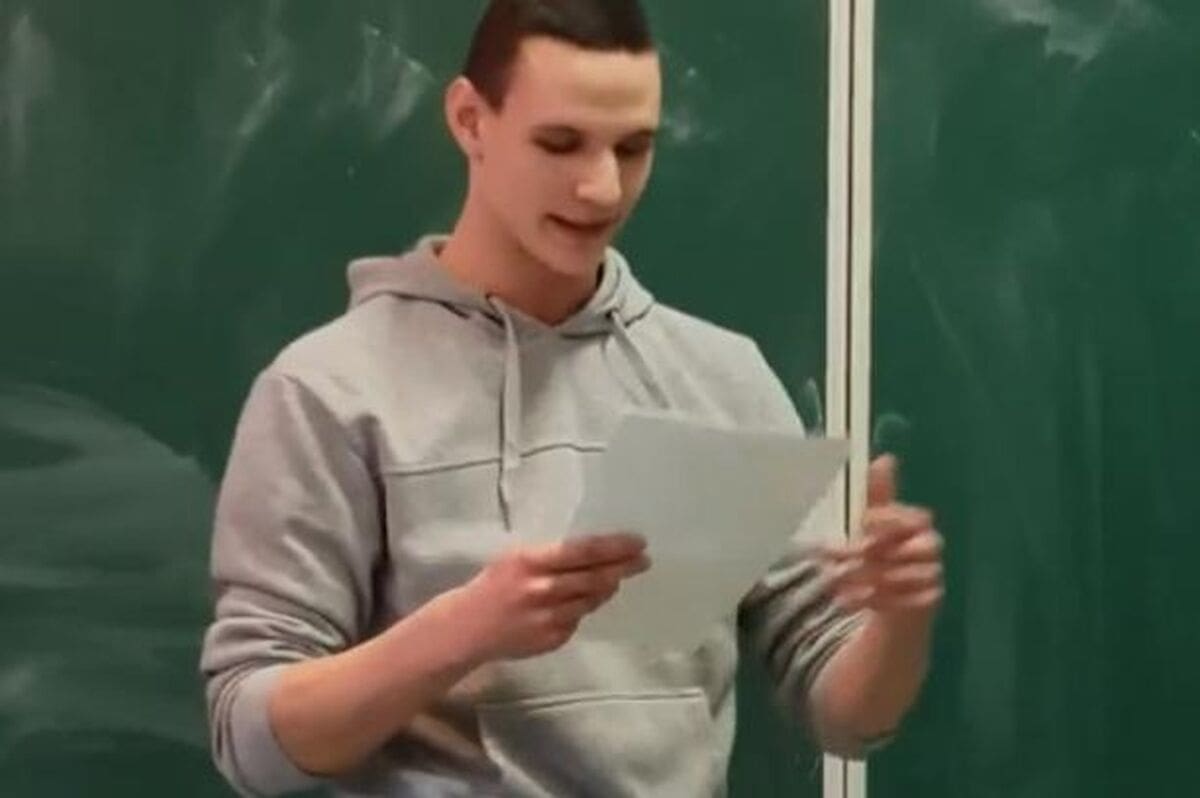 Spavaš li mirno, Emineme? Maturant Luka odrepao domaću zadaću i zaradio čistu peticu