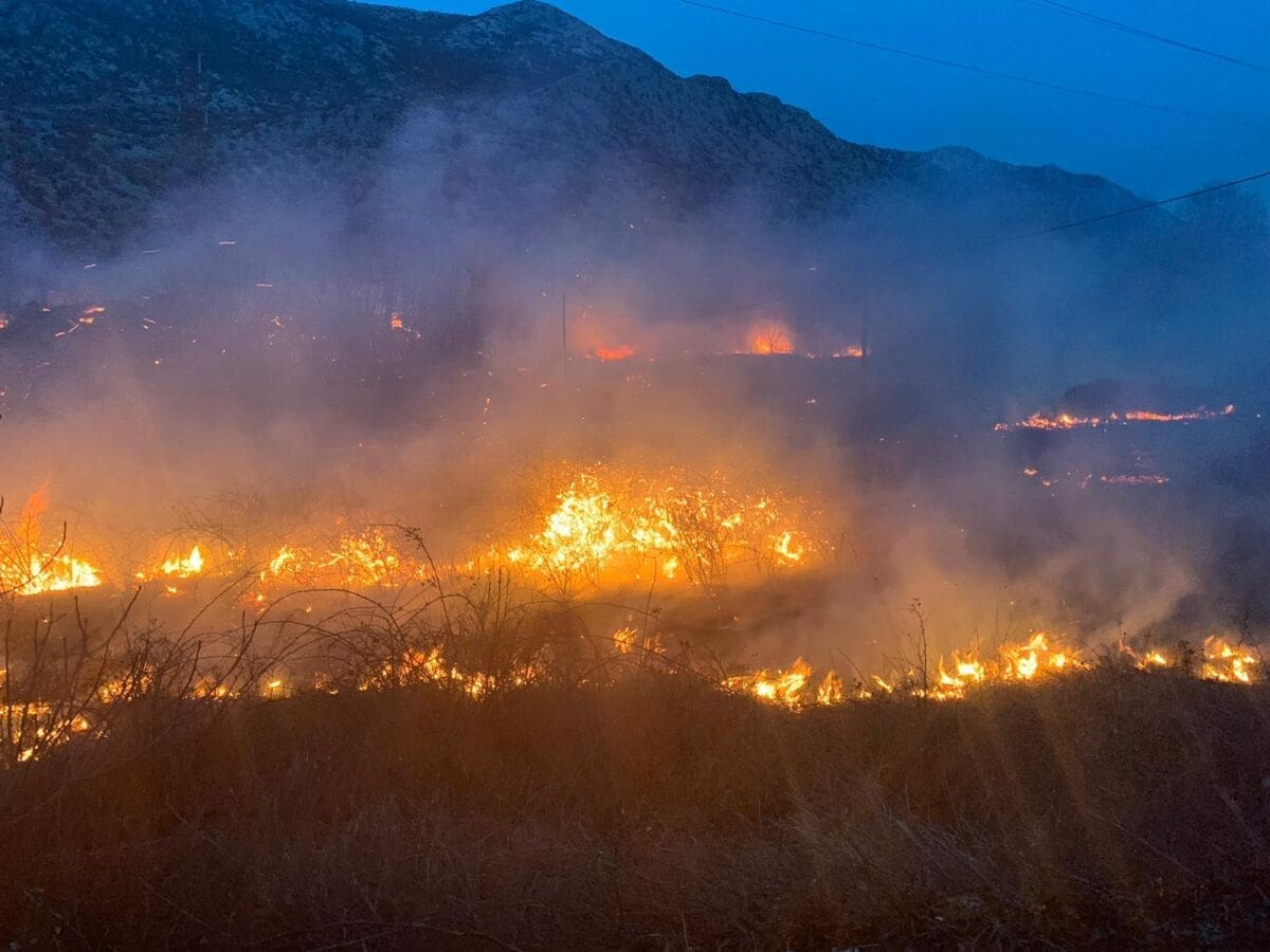 Gorjelo kod Zadvarja, Sinja, Kučića, Broćanca, požar na Kamešnici se brzo širi