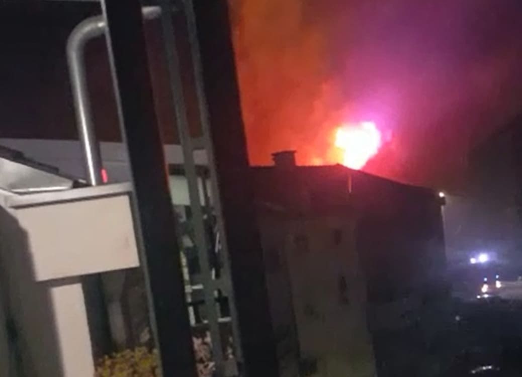 Planuo požar u Solinu: Vatra se brzo širi nošena orkanskim udarima bure