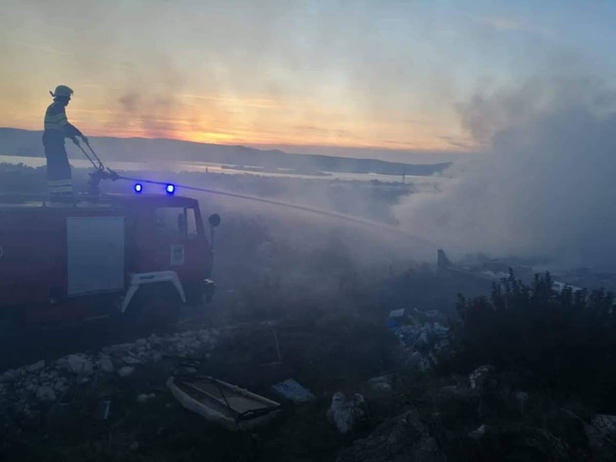 GORI U BLIZINI OSNOVNE ŠKOLE U SVETOM FILIPU I JAKOVU Na terenu tri vatrogasna vozila