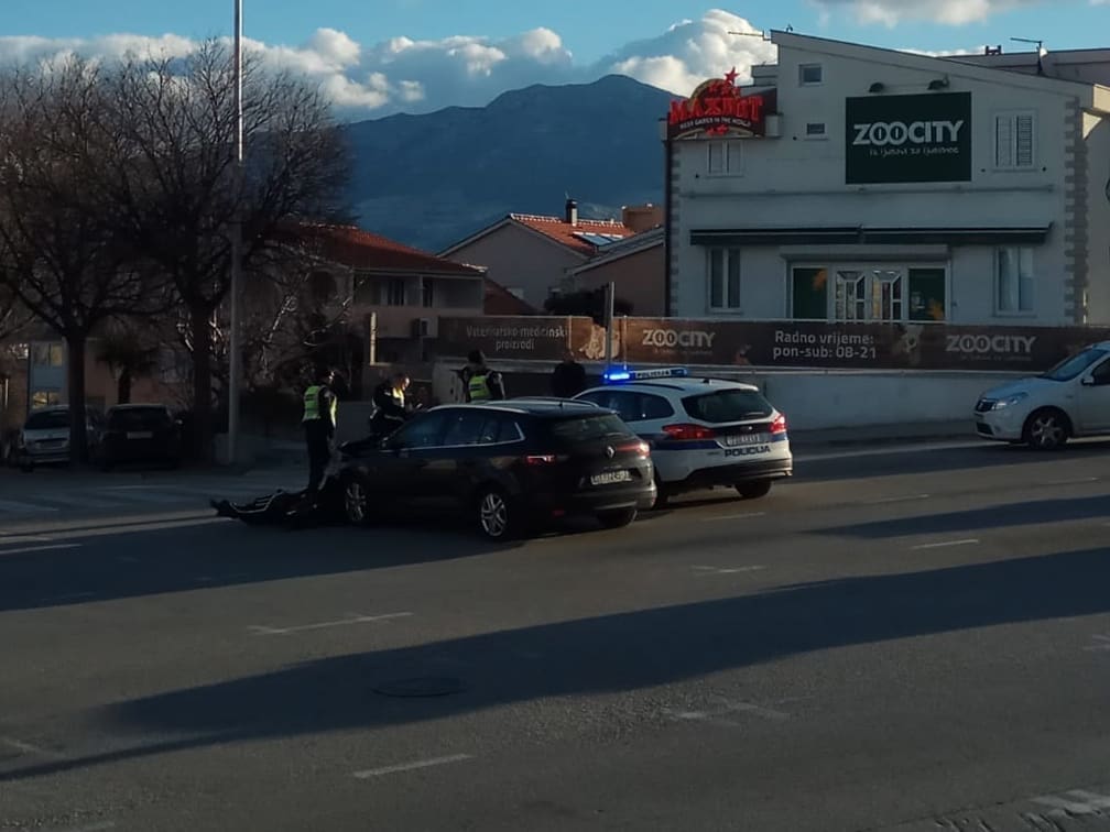 Sudar dva osobna vozila u Velebitskoj ulici, jedna osoba zatražila liječničku pomoć