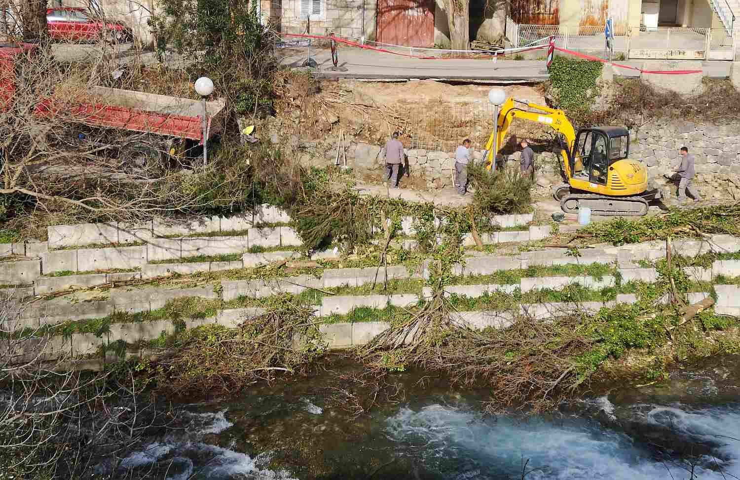 Počela sanacija potpornog zida vrlo prometne ceste koji su prekjučer srušili bura i murva