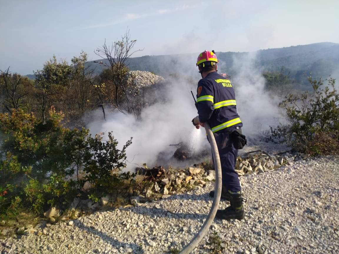 NIZ POŽARA NA OTOKU BRAČU Apel vatrogasaca: Nemojte nekontrolirano paliti polja