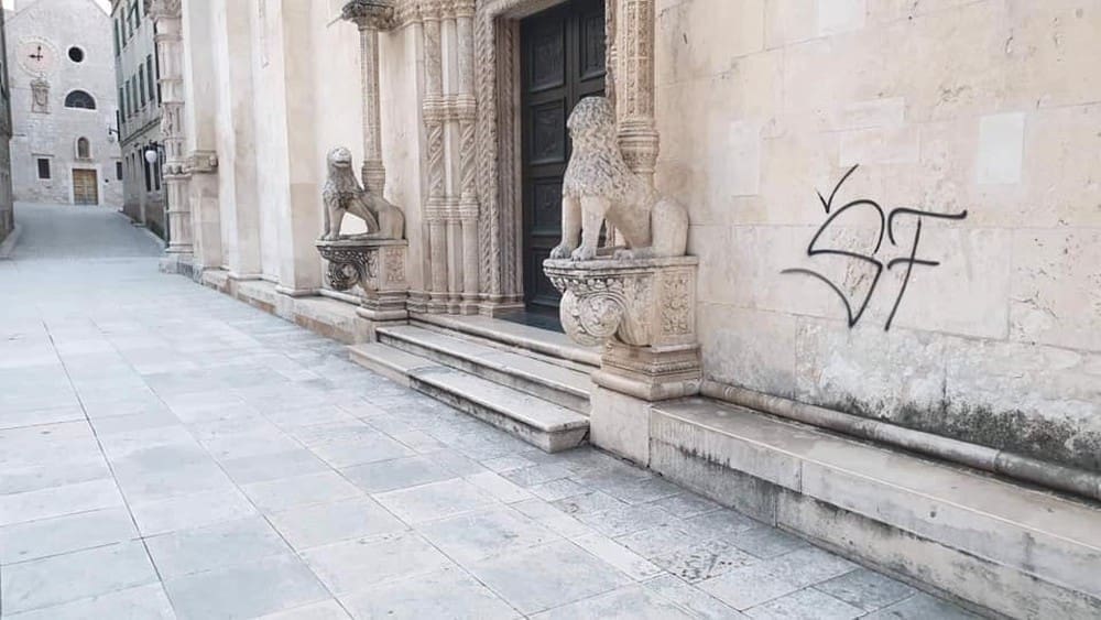 VANDALIMA NIŠTA NIJE SVETO Devastiran simbol Šibenika, spomenik pod zaštitom UNESCO-a
