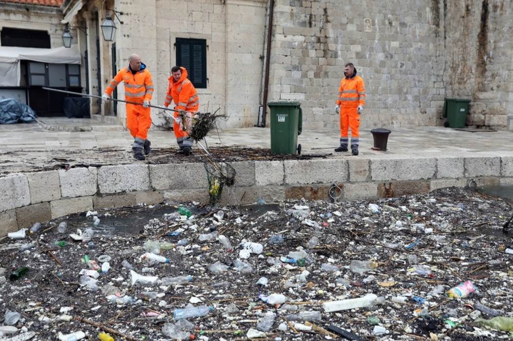 STIGLO NOVO BRDO SMEĆA IZ ALBANIJE Tone smeća zatrpale dubrovačke plaže