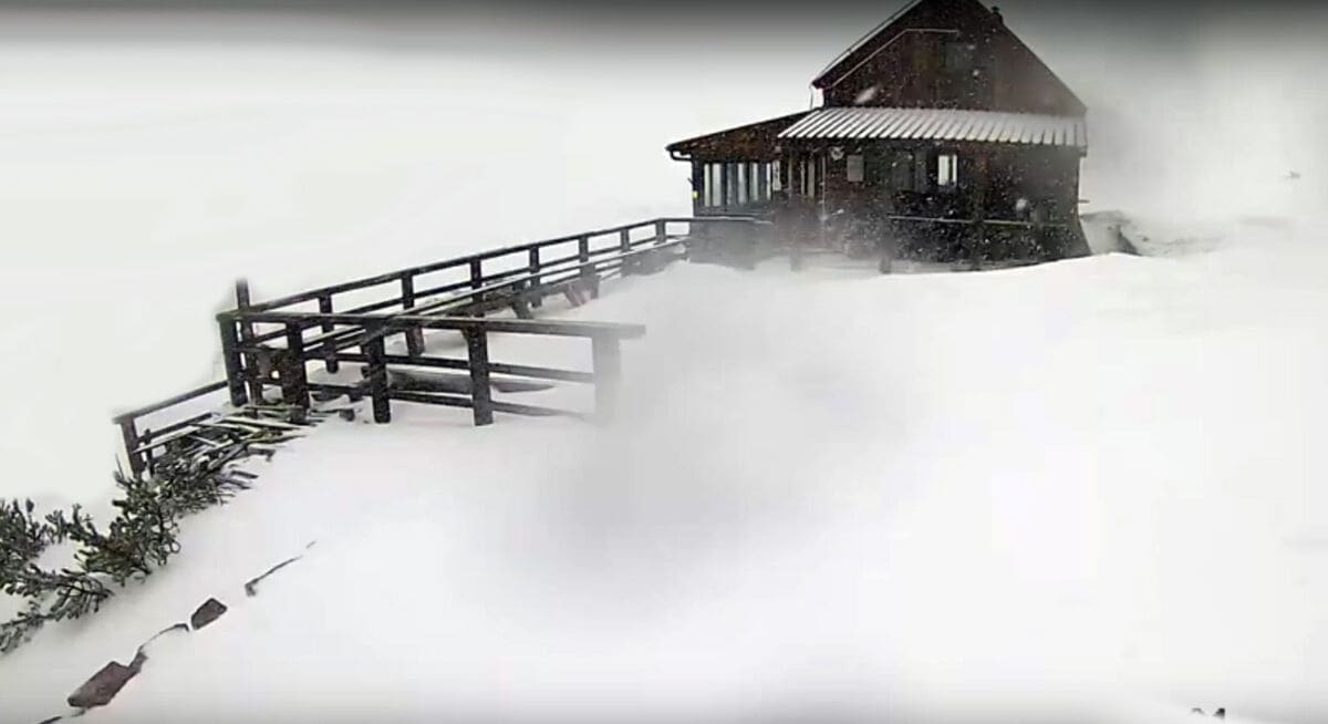 POVRATAK ZIME U PLANINE Snijeg zatrpao Dinaru, počeo padati na Mosoru, susnježica u dijelu Zagore