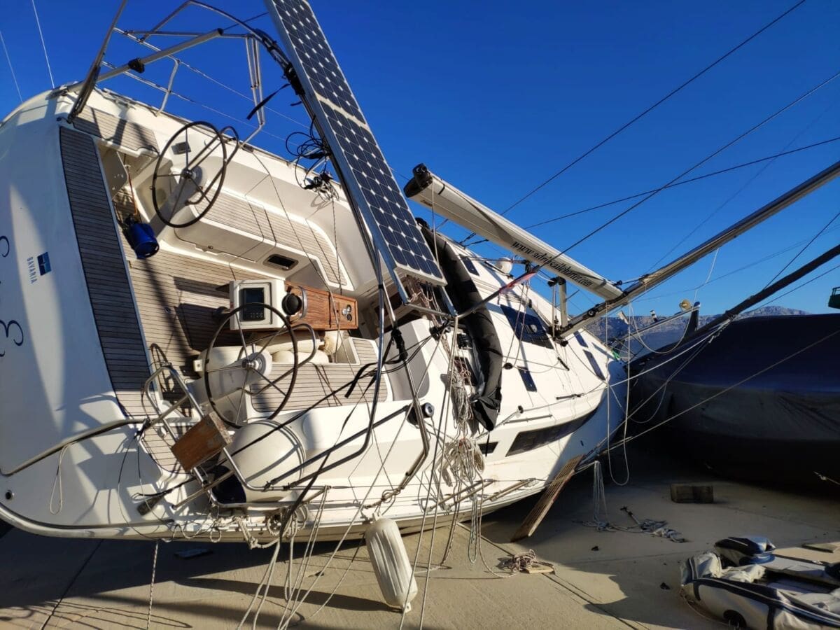OPĆA KATASTROFA U SPLITU Orkanska bura prevrnula brodove, grane stabala samo što se ne odlome