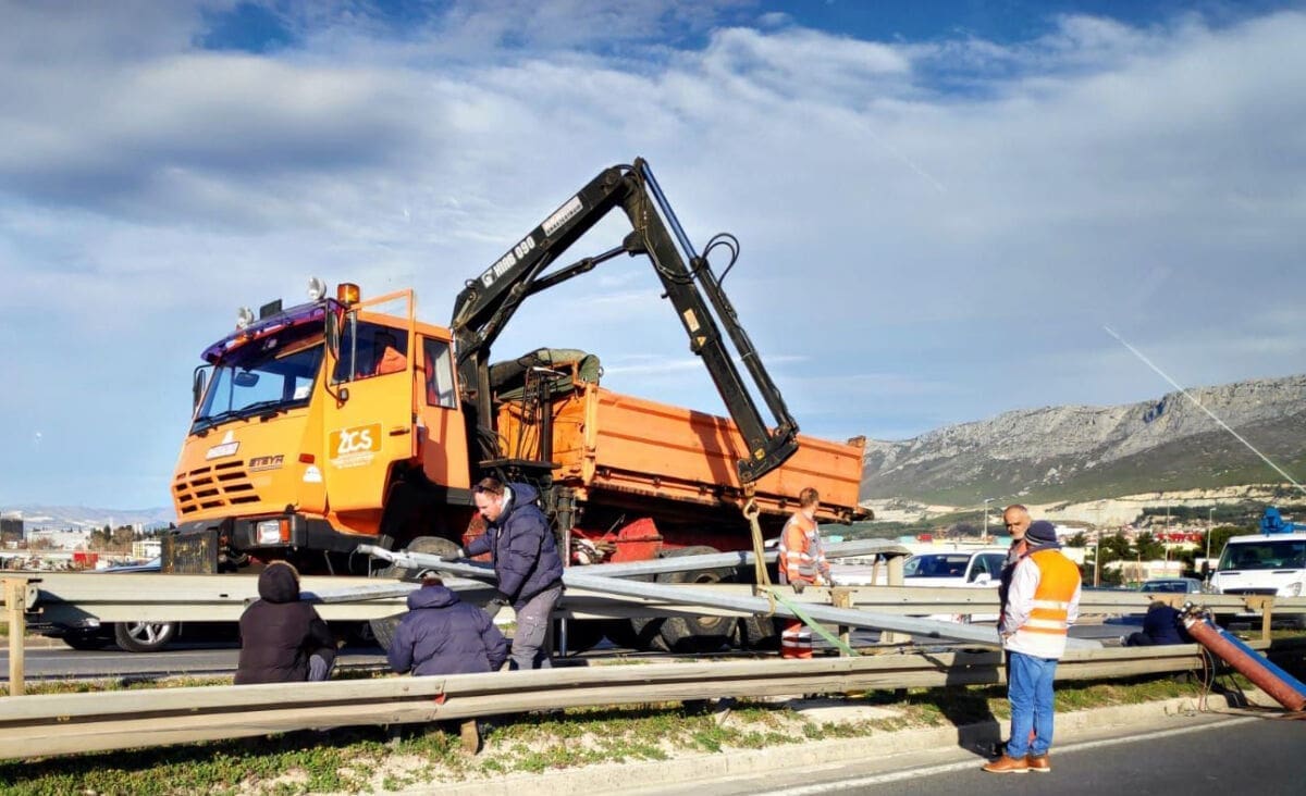BURA SRUŠILA JOŠ JEDAN STUP NA PROMETNICU Zbog radova do kraja dana posebna regulacija prometa