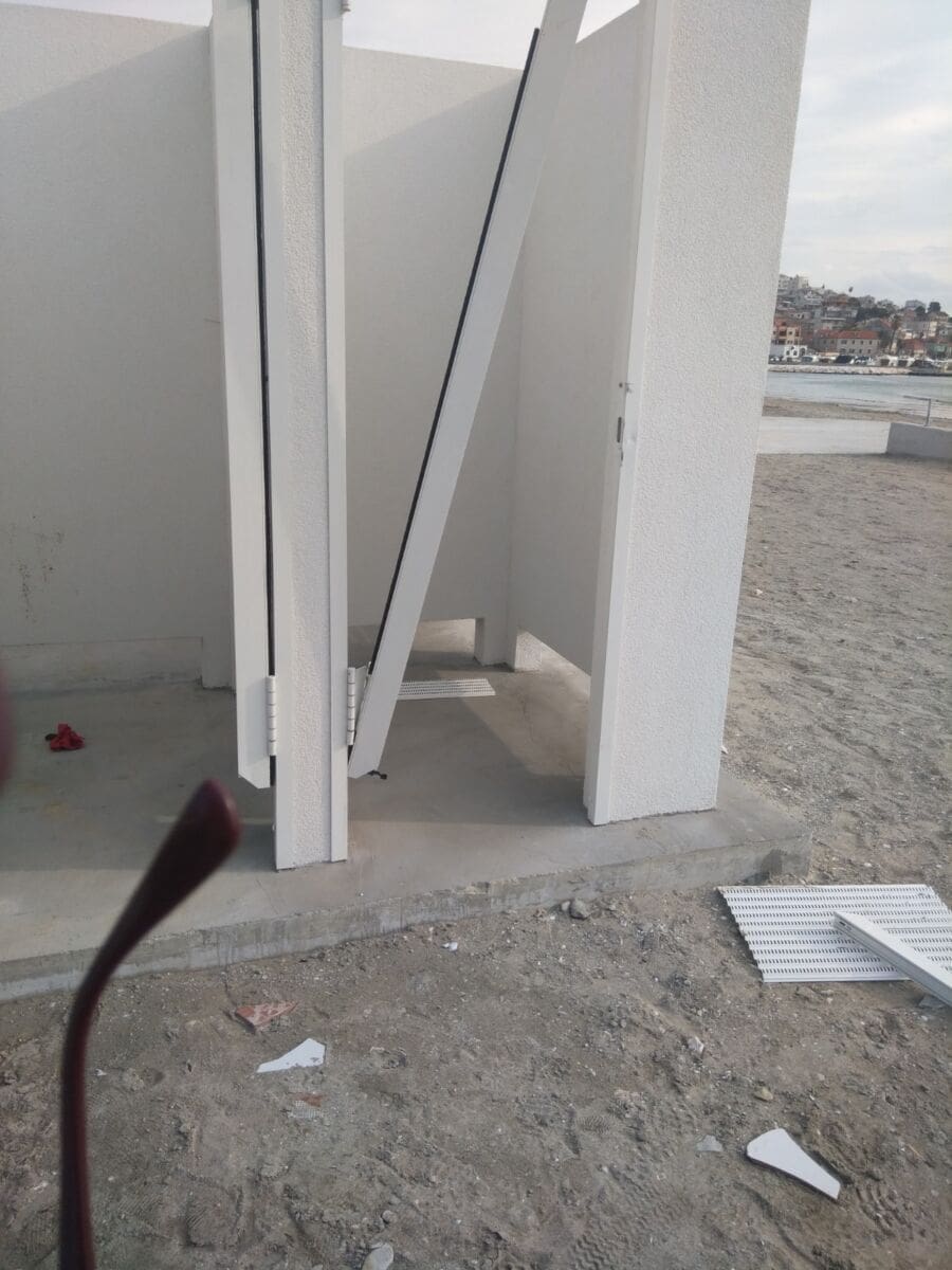 strozanac-plaza-vandali(1)