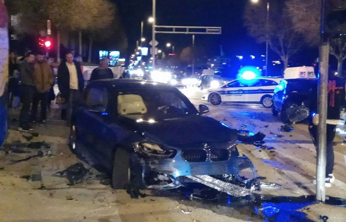 TOTALNA ŠTETA Sudar dvaju automobila u Vukovarskoj ulici, jedna osoba hitno prebačena u bolnicu
