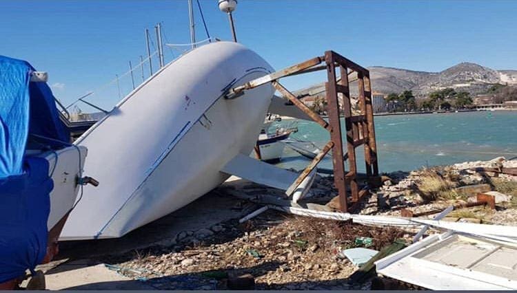 Strašni prizori u Trogiru: Srušen ogroman dio stabala, potopljene brojne brodice
