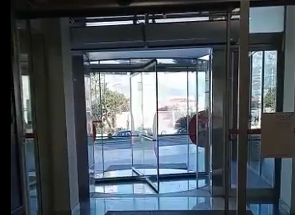 Split: Pogledajte što bura radi od vrata trgovačkog centra