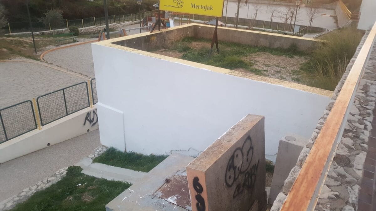 Zašto "junaci" nemaju muda uvredljive poruke policiji napisati na zgradu MUP-a nego to rade na vrtiću? Ovako jutros išarani zid izgleda sada