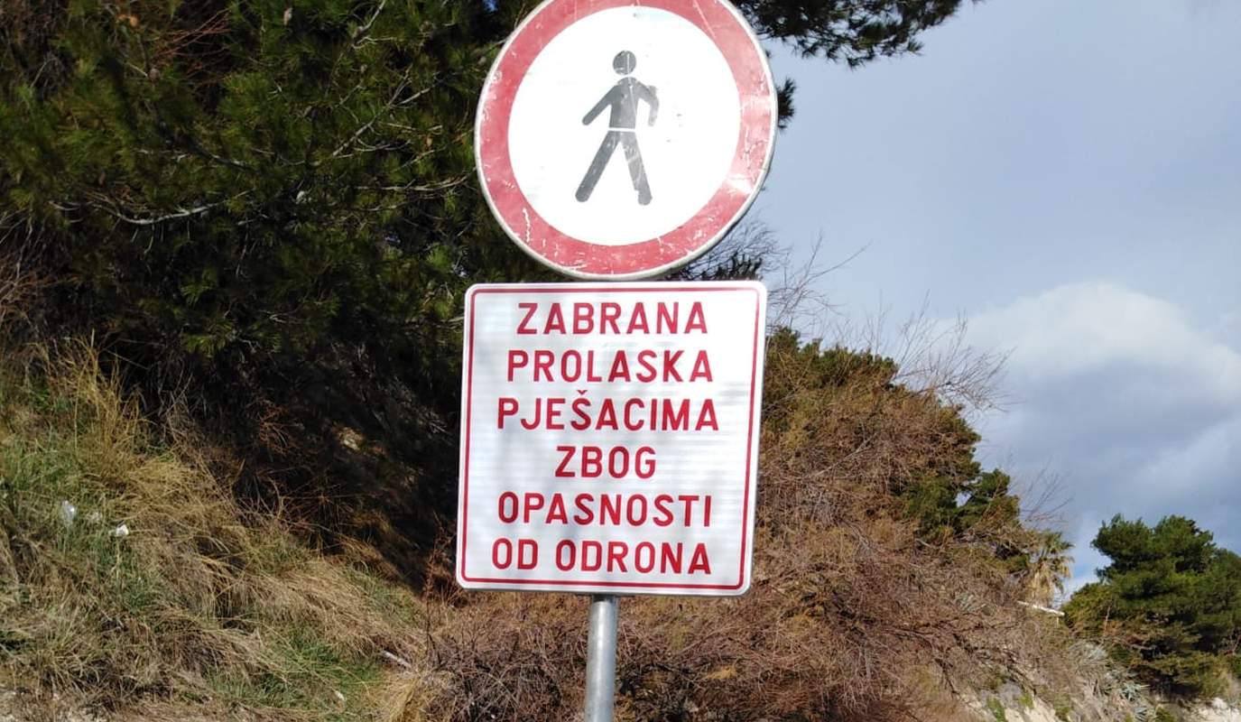 OPASNOST OD ODRONA Pješacima od danas zabranjen prolazak šetnicom uz more na Firulama!