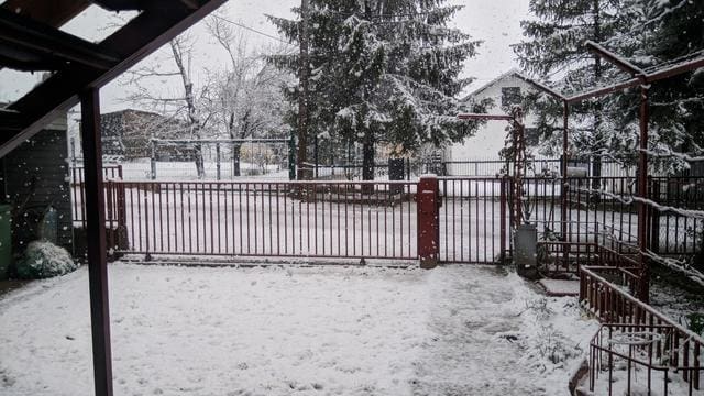 SNIJEG ZABIJELIO LIKU I GORSKI KOTAR Hladna fronta stigla do Knina, temperatura za sat vremena pala za 10 stupnjeva