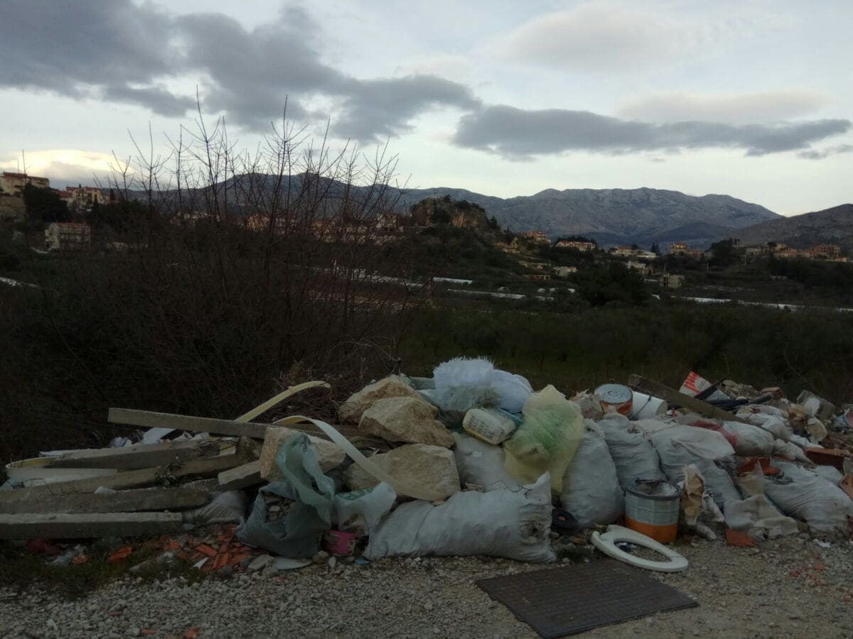 KATASTROFA NA BARUTANI Rješavaju se starog namještaja i odlažu ga na ulici