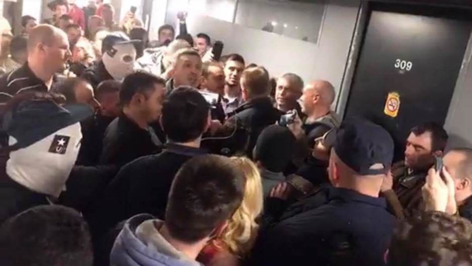 DRAMA U BEOGRADU Prosvjednici upali u zgradu RTS-a, policija izvodi prosvjednike iz zgrade