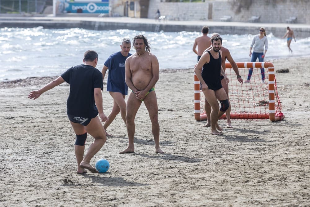 Proljeće u zraku: Splićani uživali u toploj nedjelji, na male branke na pijesku Bačvica zaigrao i jedan splitski političar