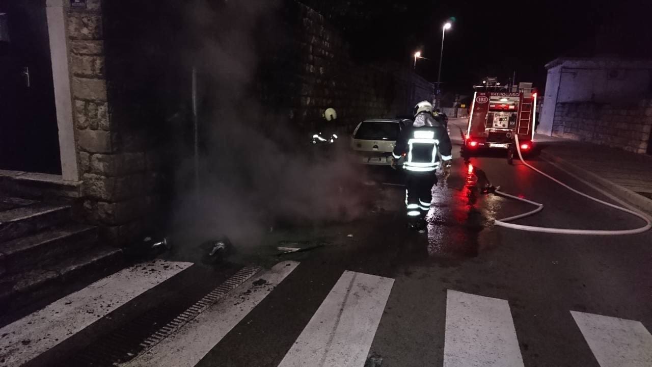 Buktinje u Dubrovniku: Paleći kontejner, zapalili i automobil