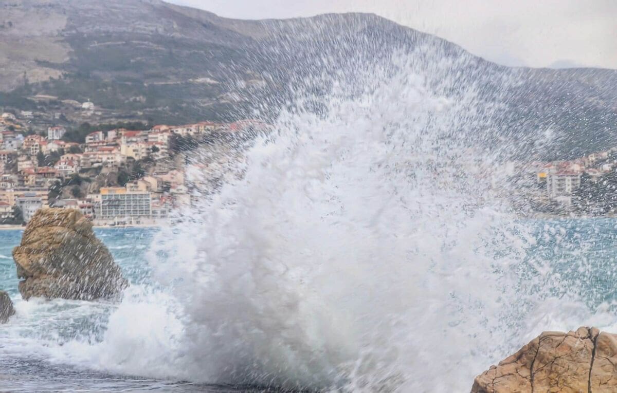 OLUJNO JUGO Udari u Splitu dosegnuli 100 km/h, pogledajte snagu valova u Stobreču