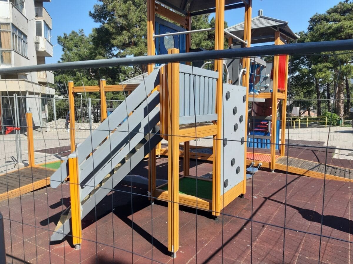 Popravljeno dječje igralište na Kmanu