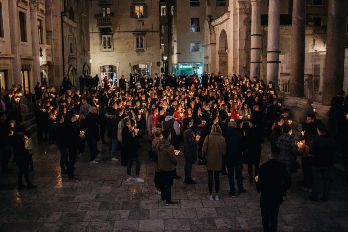 Križni put mladih po staroj jezgri grada Splita: Pjevalo se i molilo na ulicama