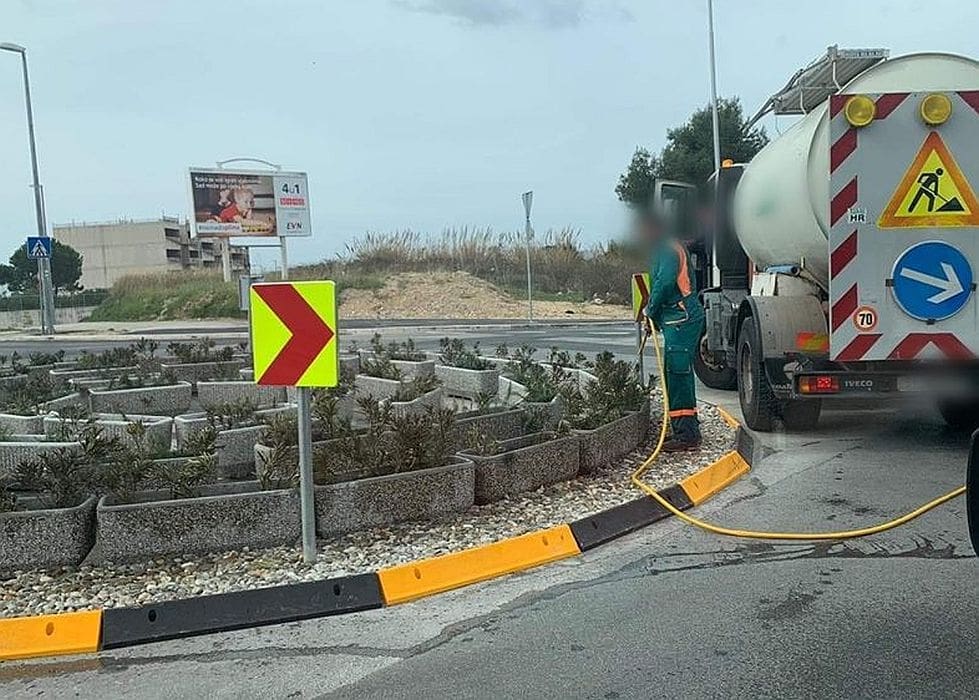 Ovako izgleda zalijevanje splitskog kružnog toka - komentari su urnebesni