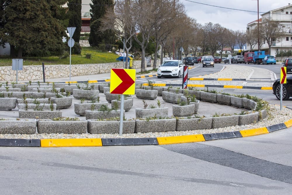 TOČKA NA "I": I kružni tok s istočne strane Bračke ulice dobio zelenilo!
