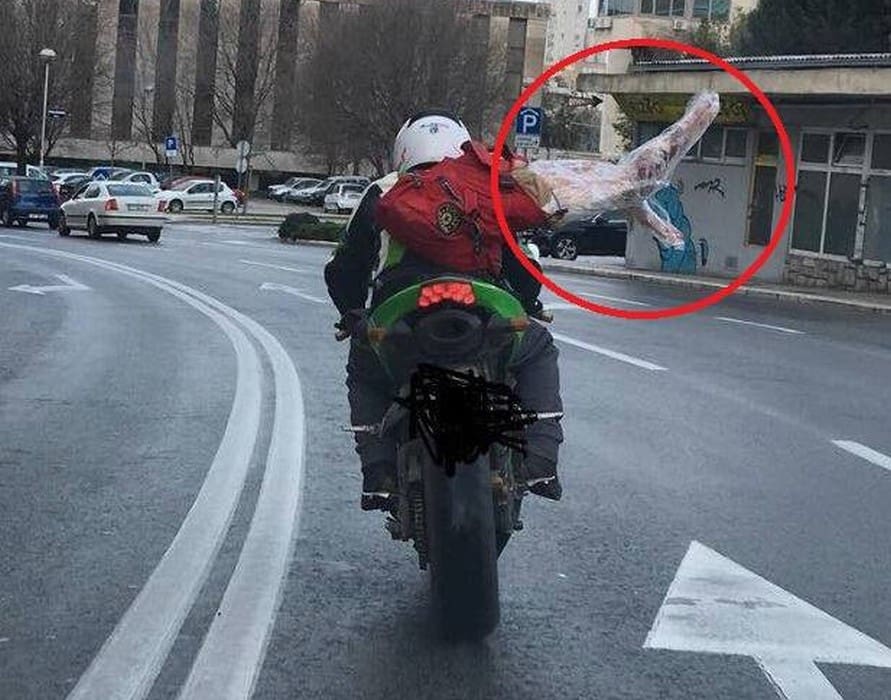 Samo u Splitu: Motorist se voza ulicama grada na leđima noseći - janjetinu!
