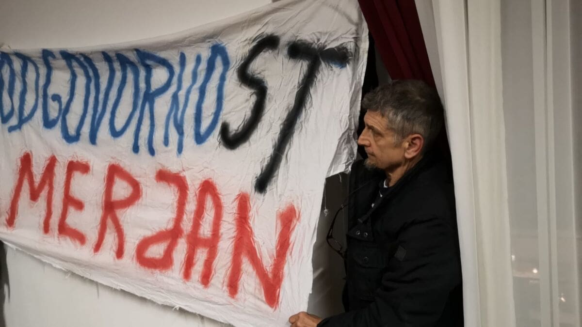 "DIVERZIJA" PRED GRADONAČELNIKOM Aktivisti u palači Milesi izvisili transparent upozorenja o Marjanu