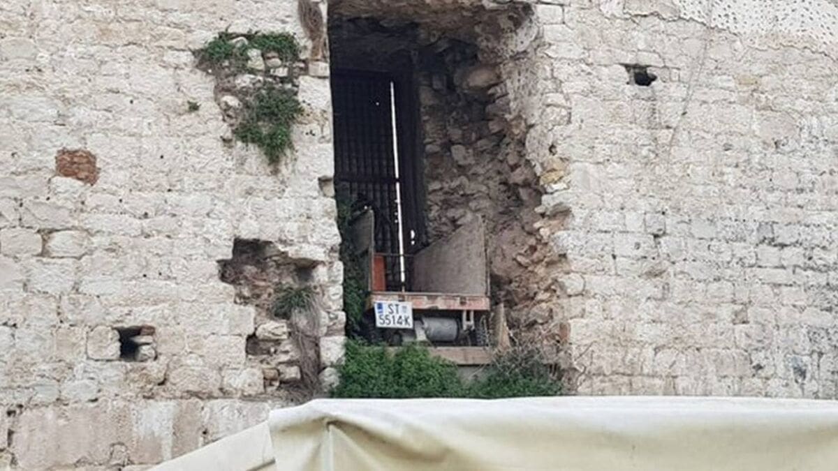 Je li ovo moguće: Uspio parkirati u zidine Dioklecijanove palače