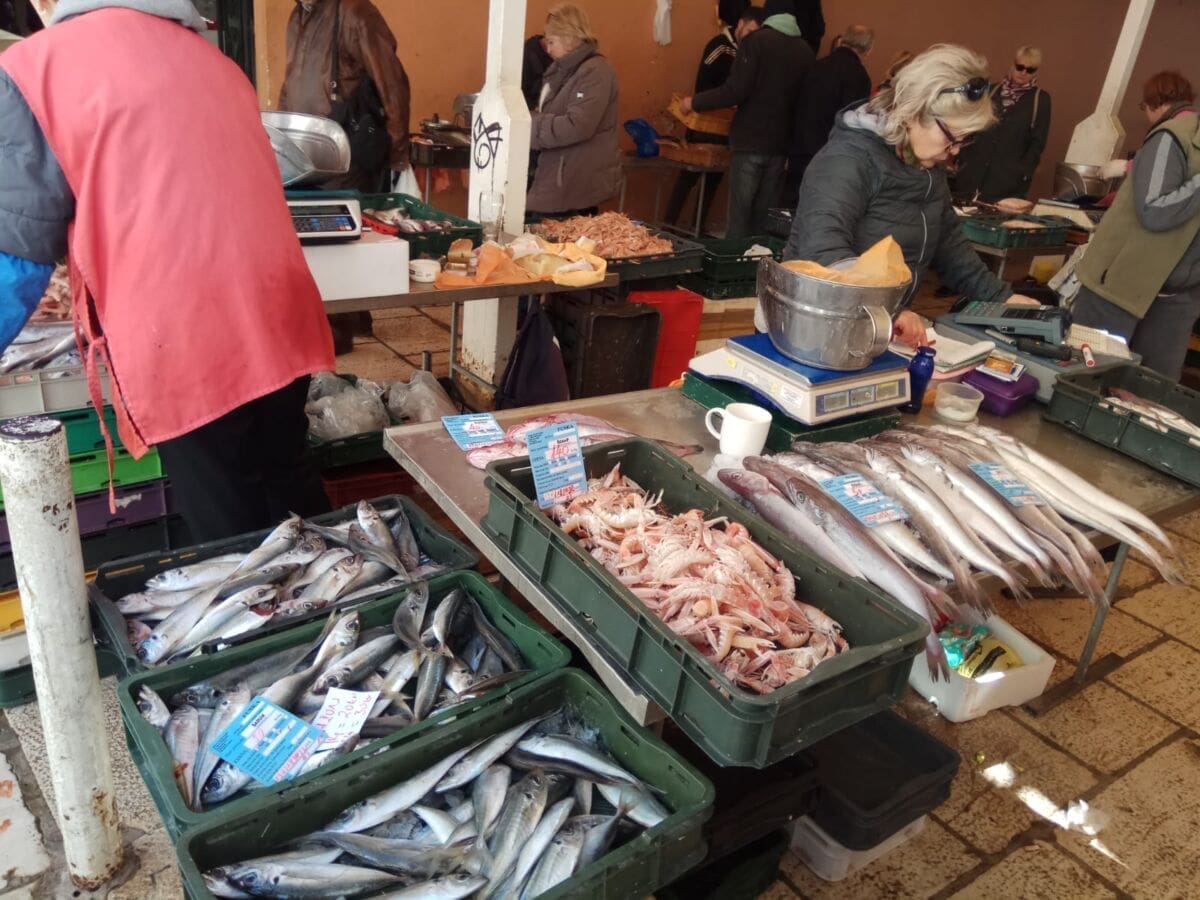 Izvještaj s peškarije: Vratila se srdela i prodaje se po 20 kuna, grdobina jeftnija nego inače