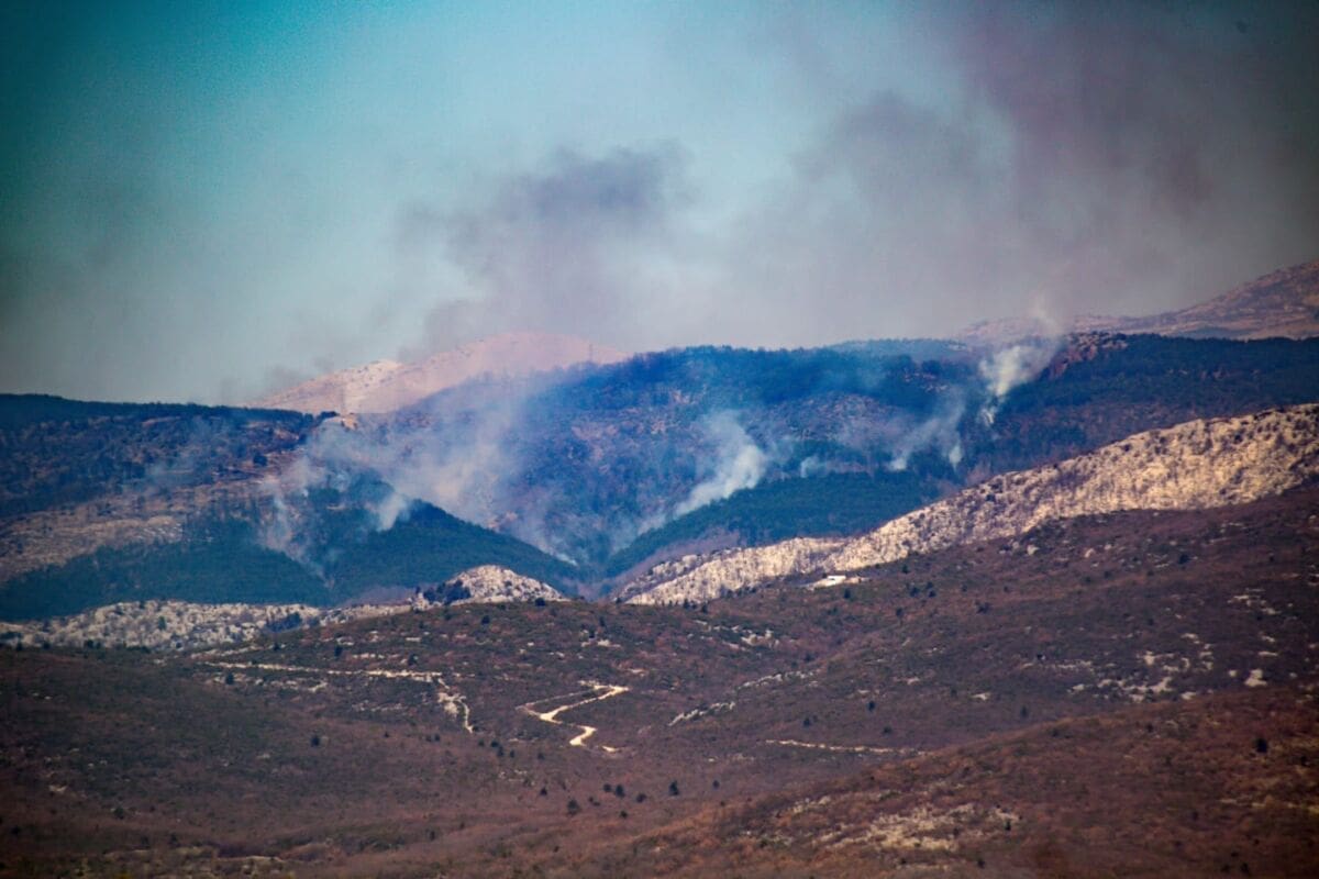 VELIKI POŽAR IZNAD SUTINE Izgorjelo preko 100 hektara, hoće li vatrogasci svladati požar prije olujne bure?