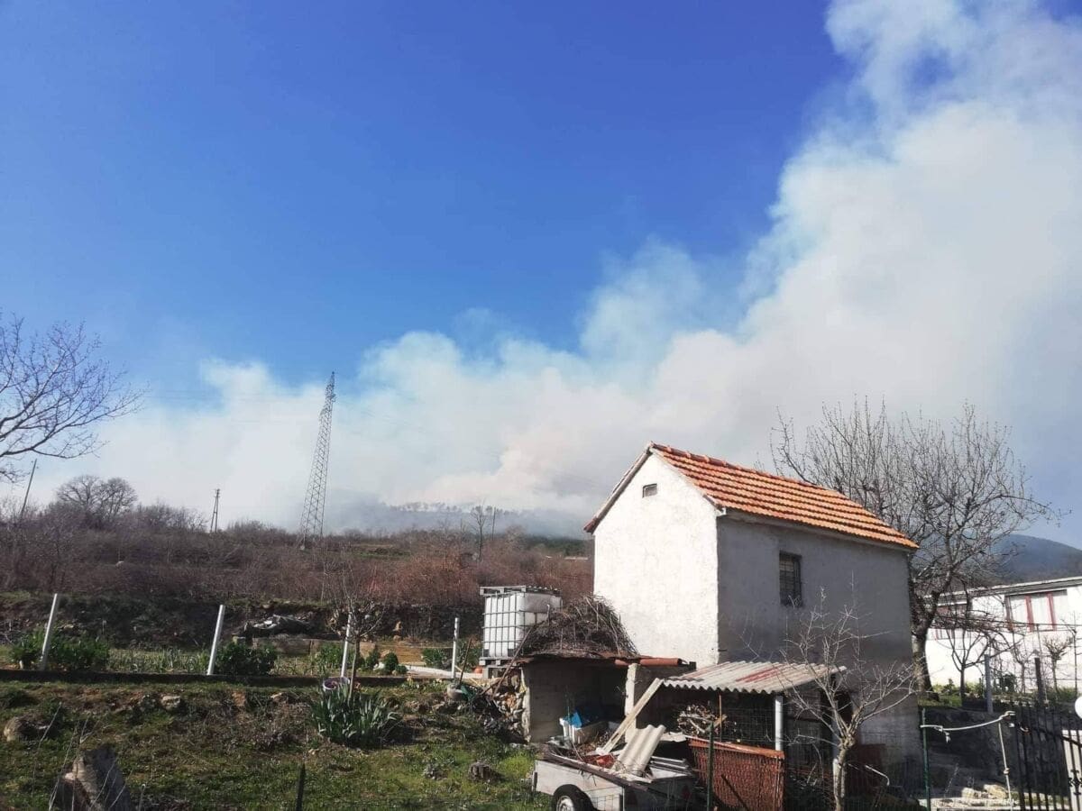 VELIKI POŽAR KOD MUĆA Vatra blizu kuća: Dignute zračne snage, požar gasi 50-ak vatrogasca s područja Splita, Solina i Sinja