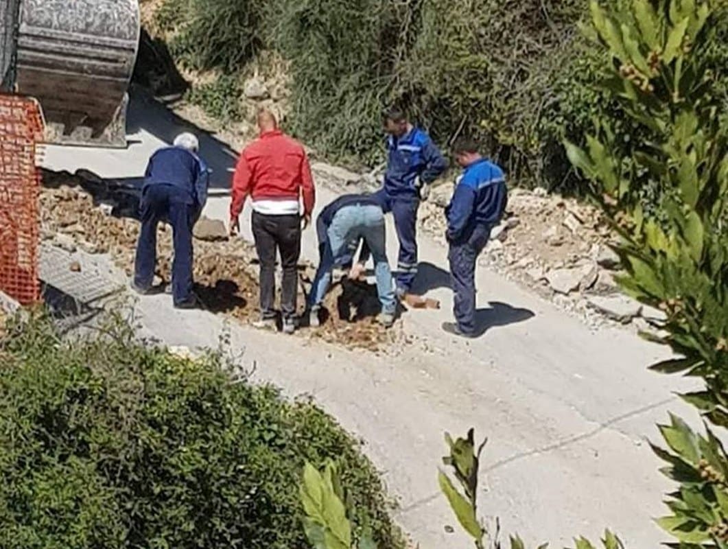 Proljetni radovi u Dalmaciji: Jedan radi, četvorica navijaju