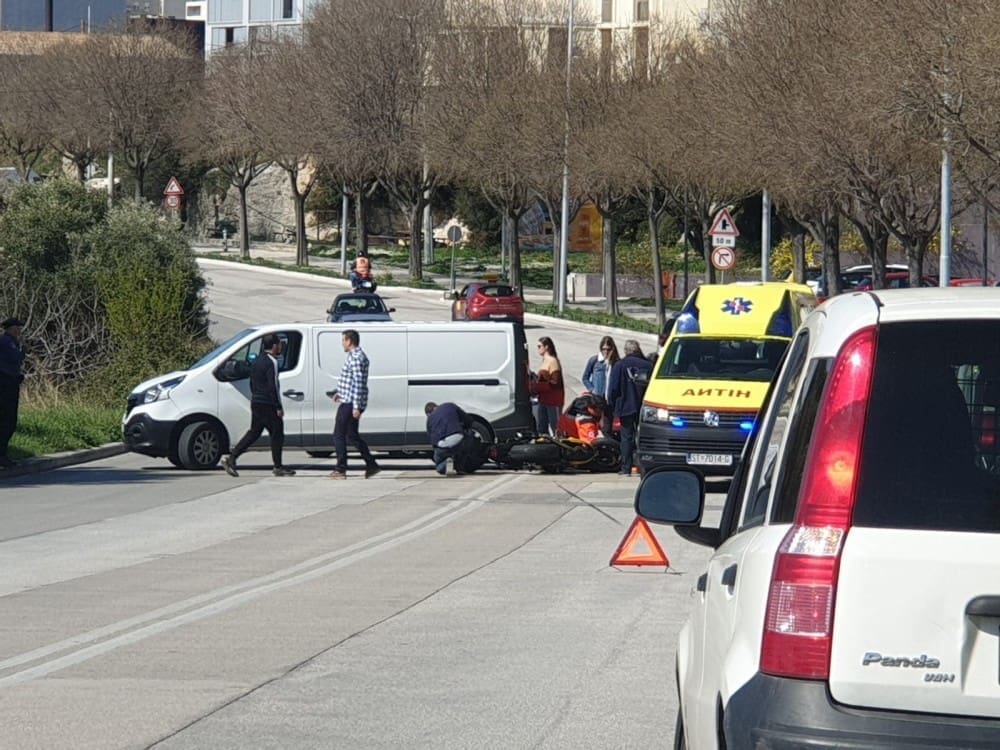 SUDAR KOMBIJA I MOTOCIKLA Motociklist hitno prebačen u splitsku bolnicu