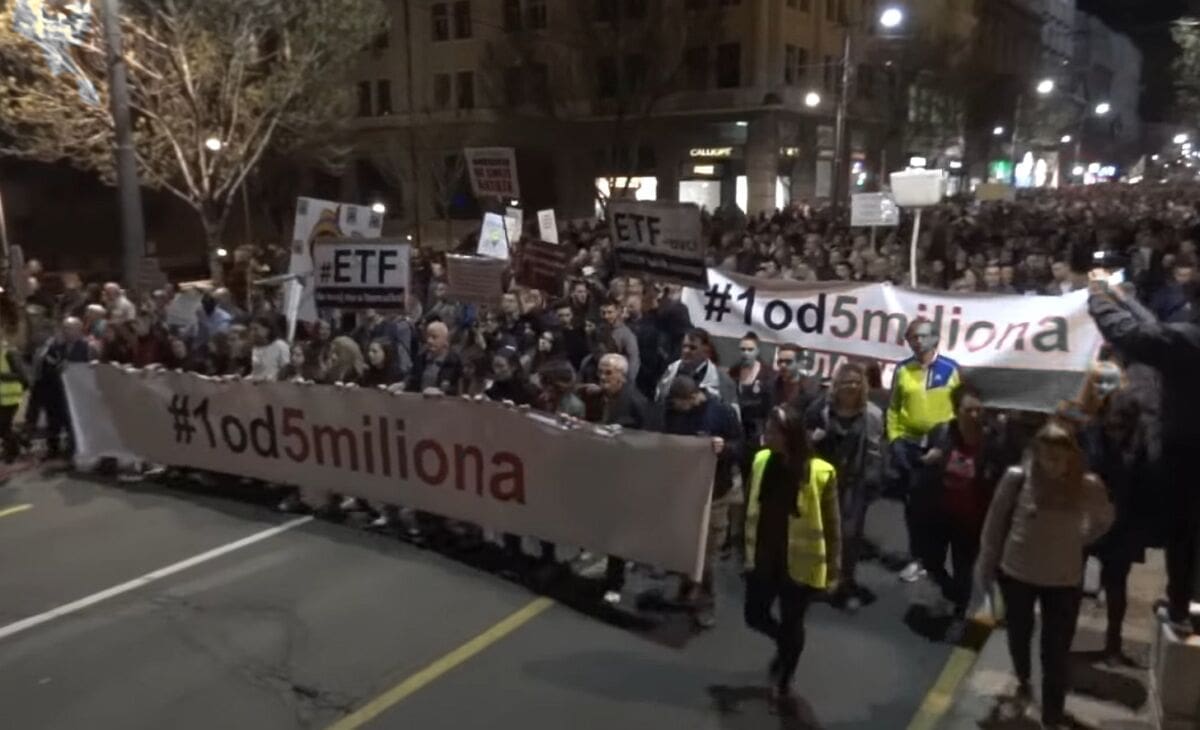 Drama u Beogradu: Prosvjednici na policijsku postaju bacali bočice s vodom, najmanje 6 osoba uhićeno