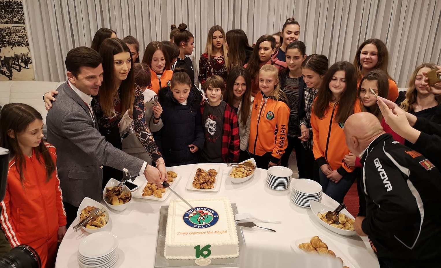 VELIKA FEŠTA NA POLJUDU Marjanke proslavile 16. rođendan, feštu uveličao i Jasmin Huljaj