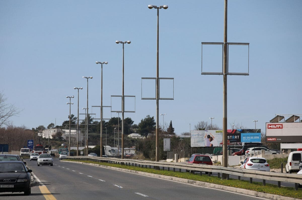 Hrvatske ceste jučer uklanjale oštećene stupove na Sirobuji: Evo što smo kakvo je stanje nakon prošlotjedne bure