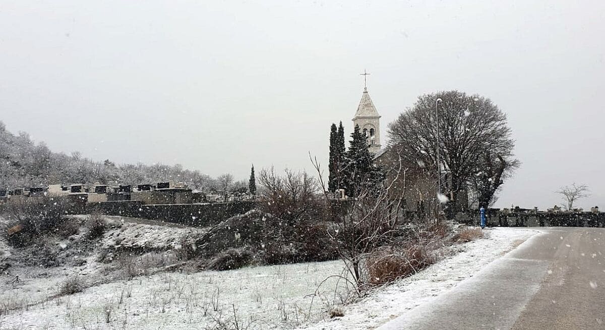 NALET ZIME U DALMACIJI Snijeg zabijelio velik dio Zagore, pada i u neposrednoj blizini Splita!