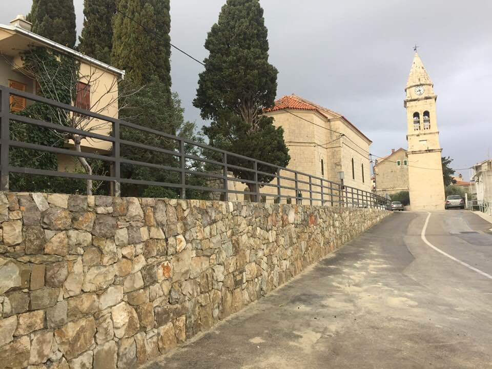 Stobreč se sprema za sezonu: Završeno oblaganje zida crkve, uskoro kreću veći radovi