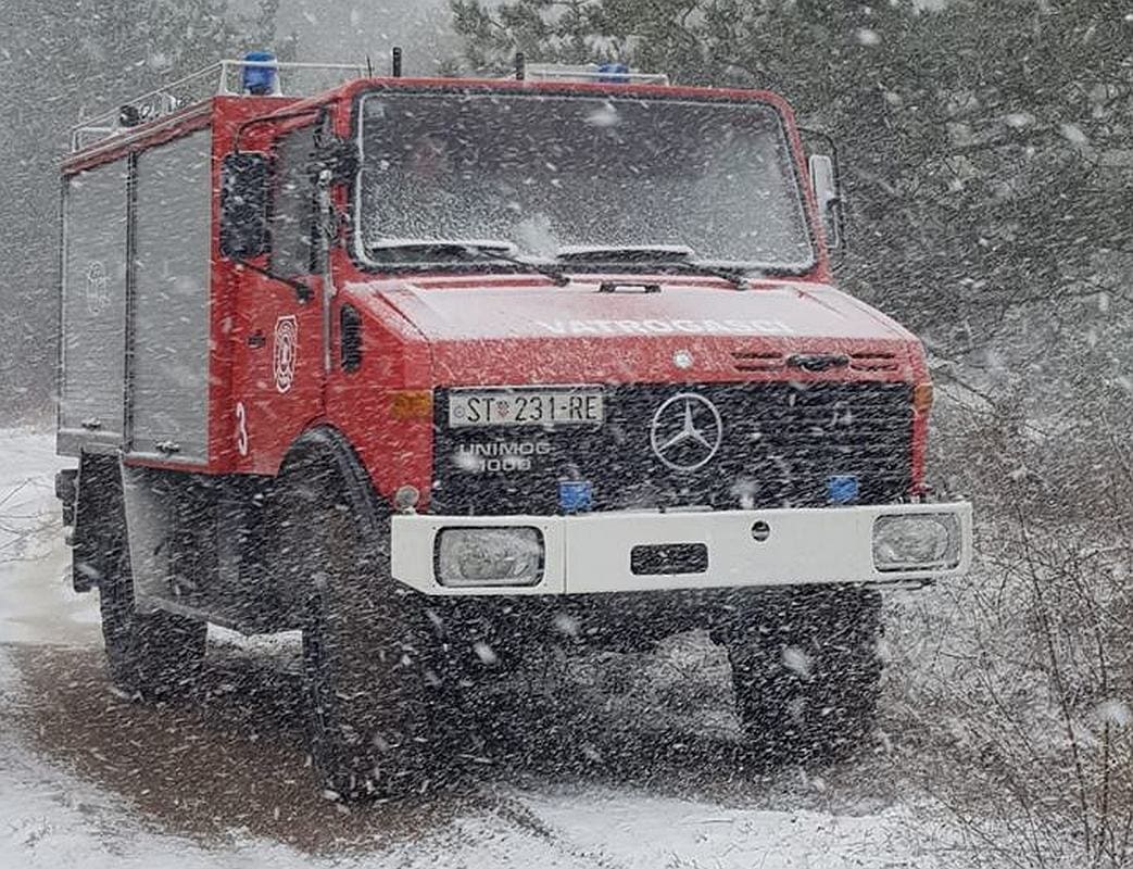 JESTE LI OVO IKADA VIDJELI? Vatrogasci gase požar kod Sutine po snijegu!